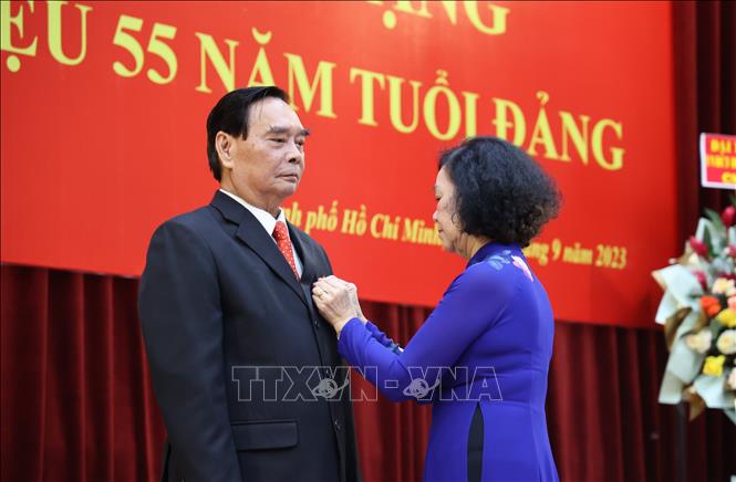 Đồng chí Trương Thị Mai, Ủy viên Bộ Chính trị, Thường trực Ban Bí thư, Trưởng Ban Tổ chức Trung ương trao Huy hiệu 55 năm tuổi Đảng cho đồng chí Lê Hồng Anh.