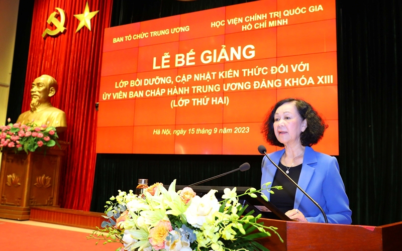 Đồng chí Trương Thị Mai, Ủy viên Bộ Chính trị, Thường trực Ban Bí thư, Trưởng Ban Tổ chức Trung ương phát biểu tại Lễ bế giảng.