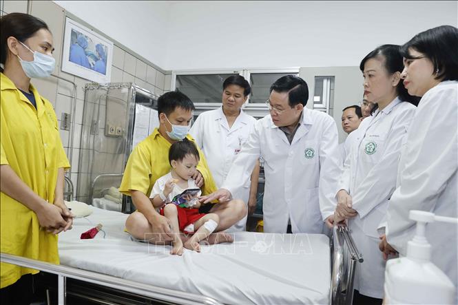 Chủ tịch Quốc hội Vương Đình Huệ thăm hỏi, tặng quà nạn nhân vụ cháy đang được điều trị tại Bệnh viện Bạch Mai.