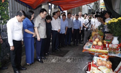 Chủ tịch Quốc hội Vương Đình Huệ thăm hỏi, tưởng niệm các nạn nhân vụ cháy chung cư mini