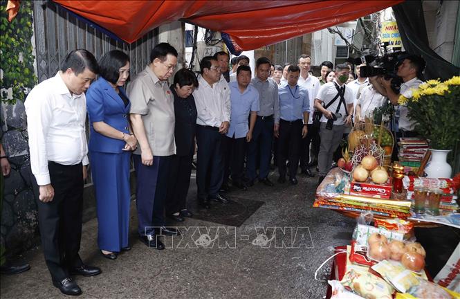 Chủ tịch Quốc hội Vương Đình Huệ đến thắp hương tưởng nhớ nạn nhân vụ cháy chung cư mini ở Khương Đình.