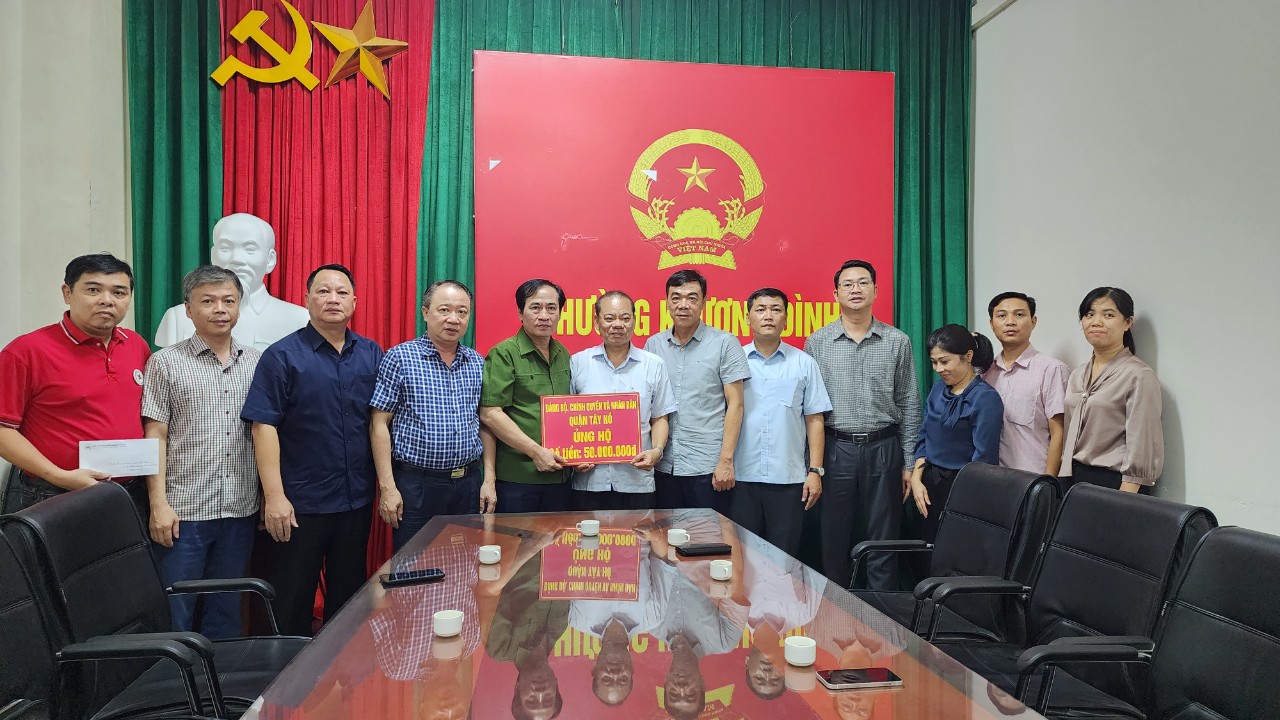 Lãnh đạo quận Tây Hồ đến thăm hỏi, động viên và trao quà hỗ trợ các nạn nhân trong vụ cháy chung cư mini tại số 37 ngách 29/70 phố Khương Hạ, quận Thanh Xuân.