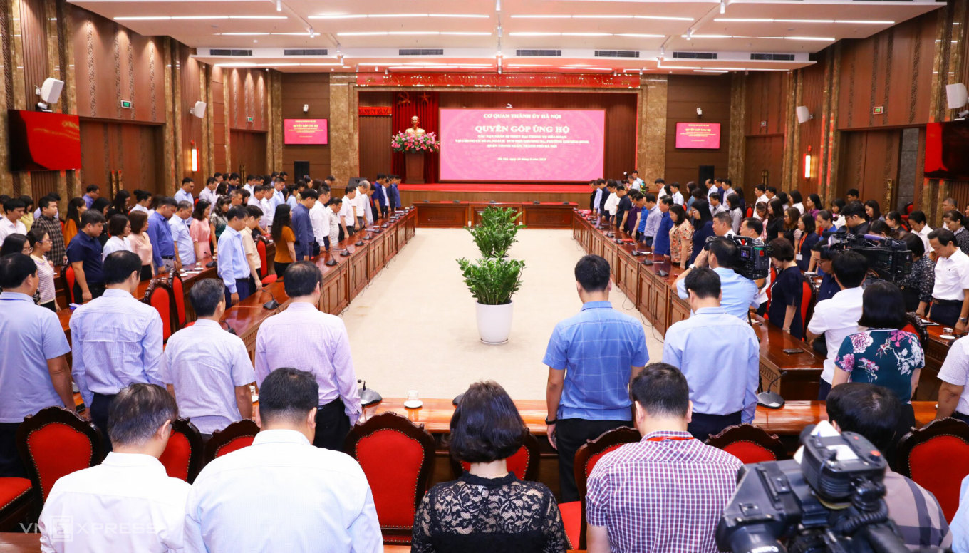 Lãnh đạo, cán bộ Thành ủy, UBND TP Hà Nội dành một phút mặc niệm các nạn nhân tử vong trong vụ cháy chung cư mini tại phố Khương Hạ.