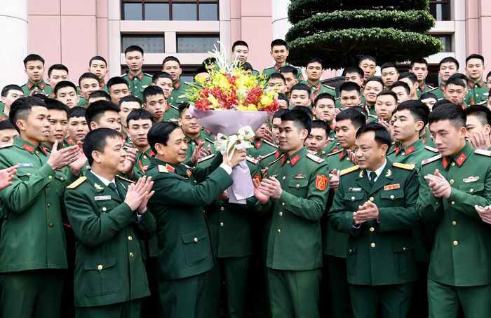 Bộ trưởng Bộ Quốc phòng Phan Văn Giang và các chiến sĩ Lữ đoàn 144 (Bộ Tổng tham mưu).