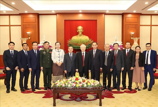 Tổng Bí thư Nguyễn Phú Trọng và Đại sứ Đặc mệnh toàn quyền nước Cộng hòa Dân chủ Nhân dân Lào Sengphet Houngboungnuang cùng các đại biểu chụp ảnh chung.