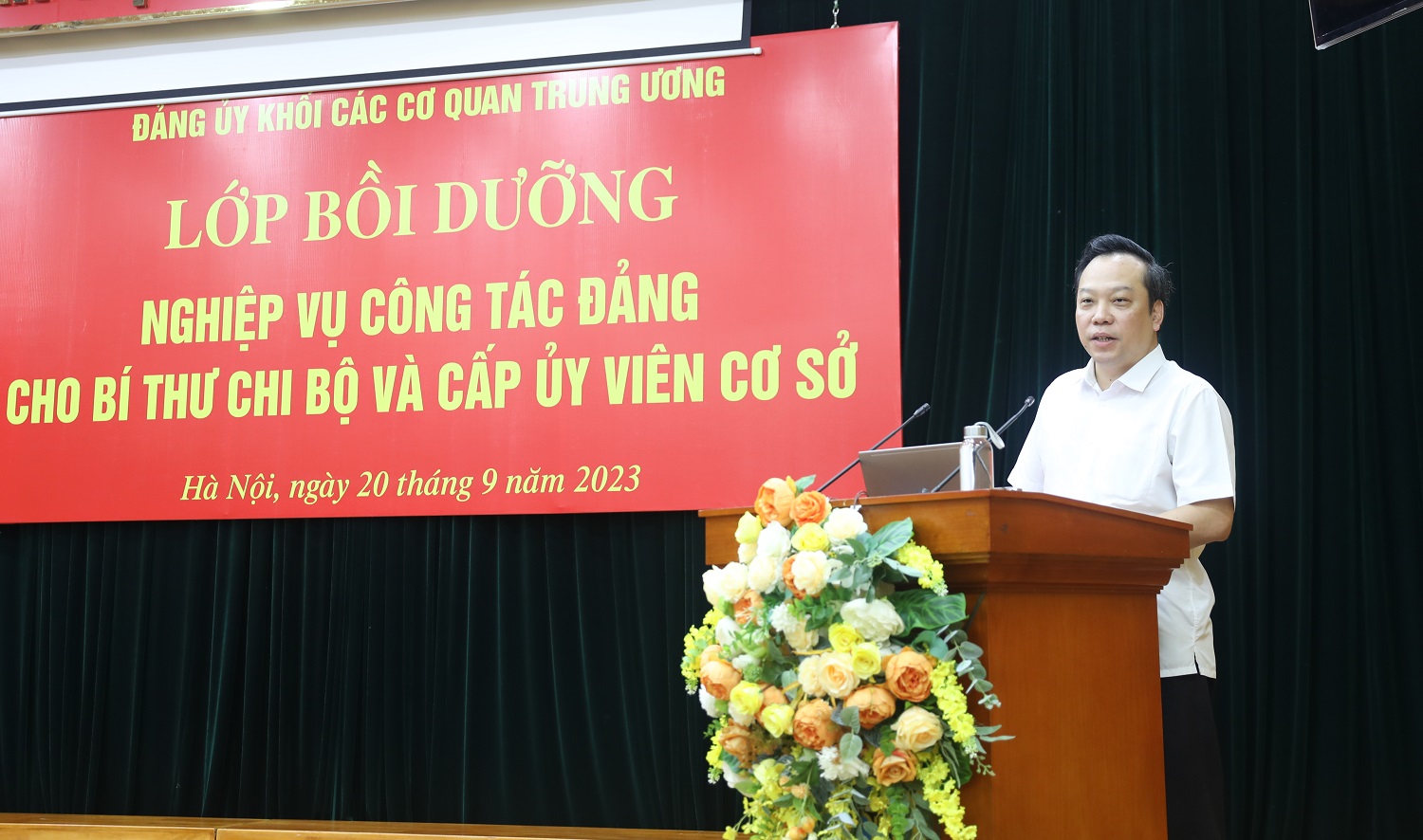 Đ/c Đỗ Việt Hà phát biểu khai giảng lớp học.