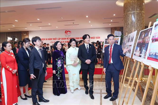 Hoàng Thái tử Nhật Bản Akishino và Công nương Kiko, Ủy viên Bộ Chính trị, Thường trực Ban Bí thư, Trưởng Ban Tổ chức Trung ương, Chủ tịch Nhóm Nghị sỹ hữu nghị Việt Nam - Nhật Bản Trương Thị Mai với các đại biểu tham quan triển lãm ảnh.