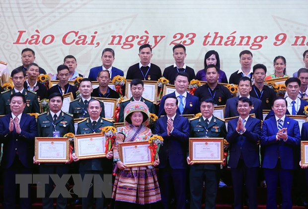 Chủ tịch nước Võ Văn Thưởng và các đồng chí lãnh đạo Đảng, Nhà nước với các tập thể và cá nhân có thành tích xuất sắc trong đợt thi đua chào mừng kỷ niệm 65 năm Ngày Bác Hồ thăm tỉnh Lào Cai. (Ảnh: Thống Nhất/TTXVN).