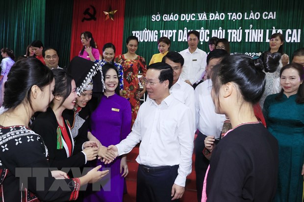 Chủ tịch nước Võ Văn Thưởng ân cần hỏi han các em học sinh Trường THPT Dân tộc Nội trú tỉnh Lào Cai. (Ảnh: Thống Nhất/TTXVN).