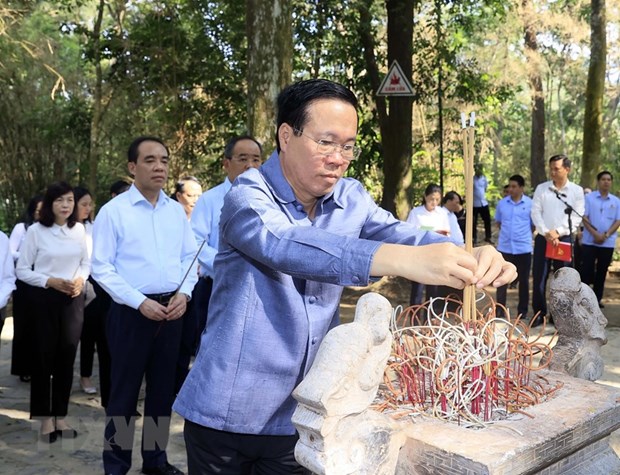 Chủ tịch nước Võ Văn Thưởng dâng hương tưởng nhớ Chủ tịch Hồ Chí Minh tại Lán Nà Nưa. (Ảnh: Thống Nhất/TTXVN).
