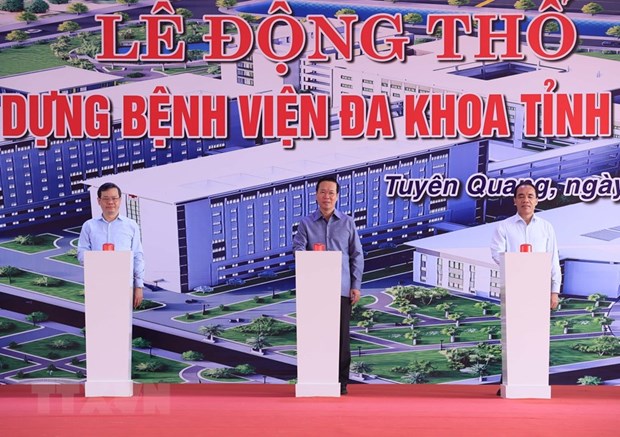 Chủ tịch nước Võ Văn Thưởng cùng các đại biểu thực hiện nghi thức khởi công Bệnh viện Đa khoa tỉnh Tuyên Quang. (Ảnh: Thống Nhất/TTXVN).