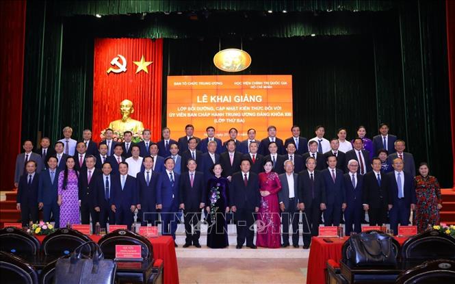 Đồng chí Trương Thị Mai cùng đại biểu và các học viên chụp ảnh chung.