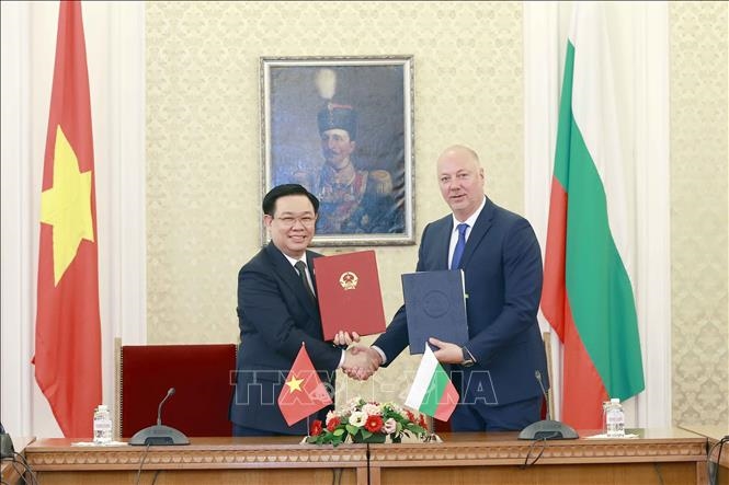 Chủ tịch Quốc hội Vương Đình Huệ và Chủ tịch Quốc hội Bun-ga-ri Rosen Zhelyazkov ký Thỏa thuận hợp tác giữa hai Quốc hội.