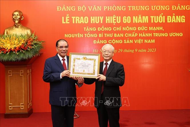 Tổng Bí thư Nguyễn Phú Trọng trao Huy hiệu 60 năm tuổi Đảng cho nguyên Tổng Bí thư Nông Đức Mạnh.