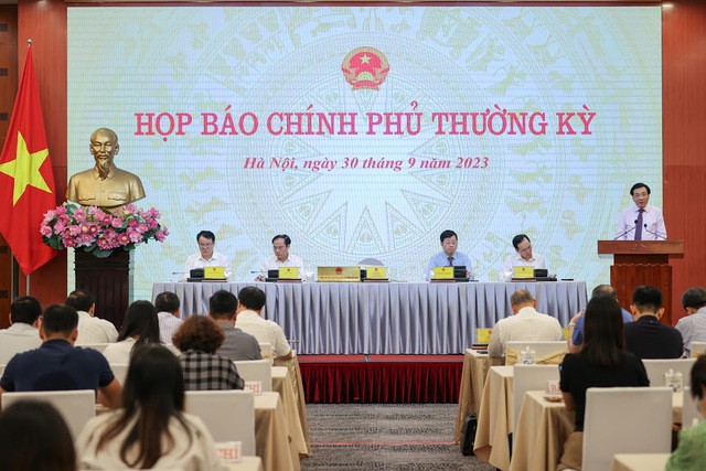 Bộ trưởng, Chủ nhiệm Văn phòng Chính phủ Trần Văn Sơn phát biểu tại họp báo.
