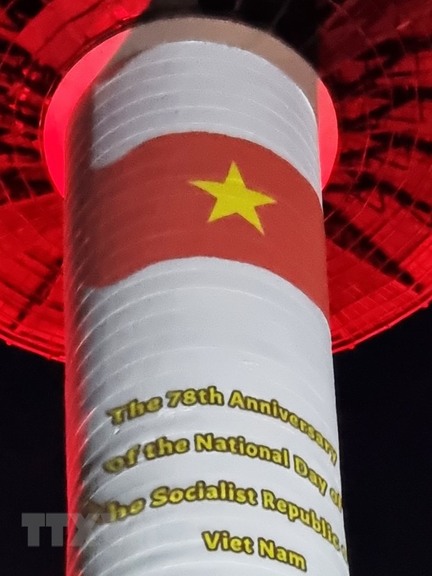 Cận cảnh quốc kỳ Việt Nam được trình chiếu trên tháp Namsan ở Hàn Quốc. (Ảnh: Đức Thắng/TTXVN).