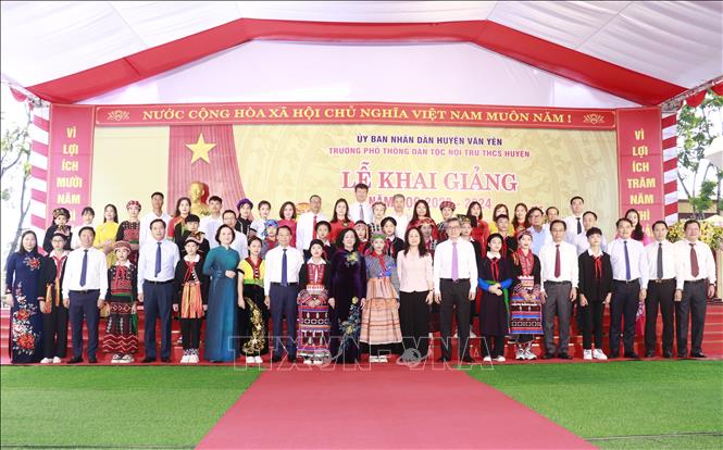 Thường trực Ban Bí thư, Trưởng Ban Tổ chức Trung ương Trương Thị Mai cùng Đoàn công tác của Trung ương và lãnh đạo tỉnh Yên Bái chụp ảnh lưu niệm với thầy và trò nhà trường.