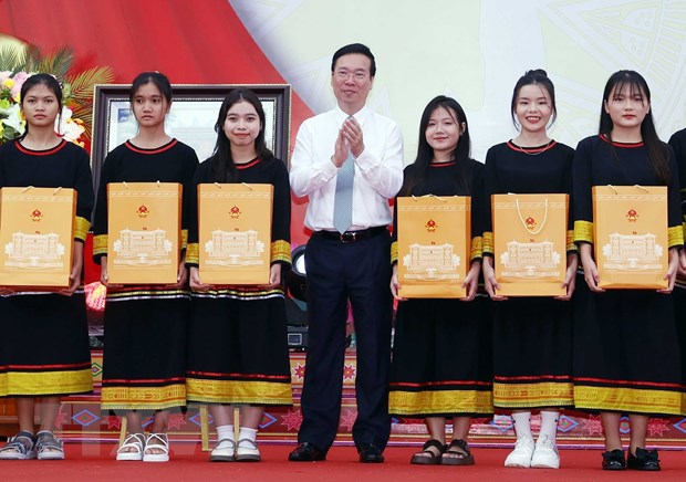 Chủ tịch nước Võ Văn Thưởng tặng quà cho học sinh có thành tích xuất sắc trong học tập. (Ảnh: Thống Nhất/TTXVN).