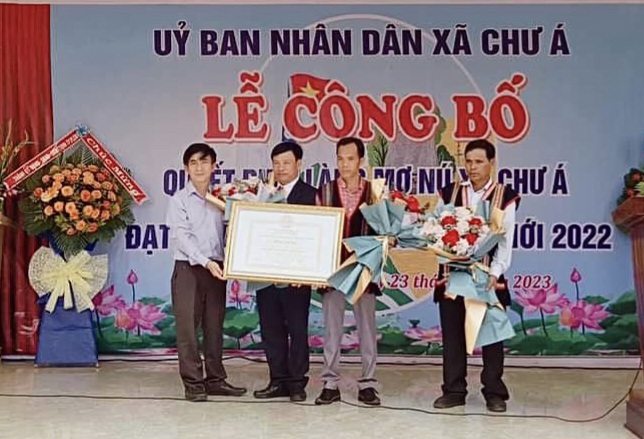 Ông Y Hăng (ngoài cùng bên phải) cùng lãnh đạo làng nhận
            Bằng công nhận Làng Mơ Nú đạt chuẩn NTM năm 2023.