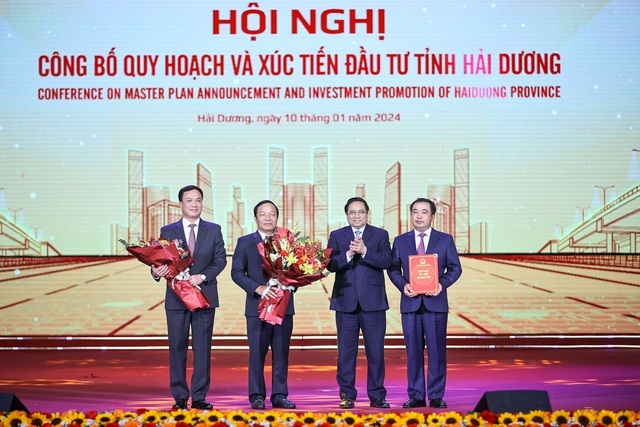 Thủ tướng Phạm Minh Chính trao Quyết định công bố quy hoạch tỉnh Hải Dương cho lãnh đạo tỉnh Hải Dương.