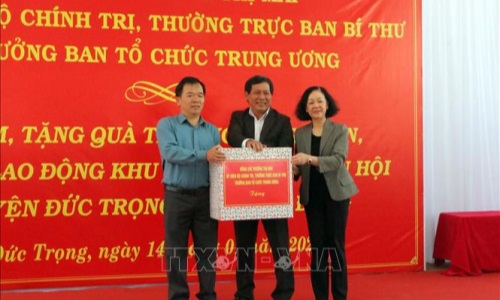 Đồng chí Trương Thị Mai tặng quà Tết công nhân, người lao động Khu công nghiệp Phú Hội (Lâm Đồng)