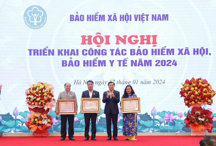 Thủ Tướng Chính phủ, Phó Thủ tướng Chính phủ Lê Minh Khái đã trao tặng