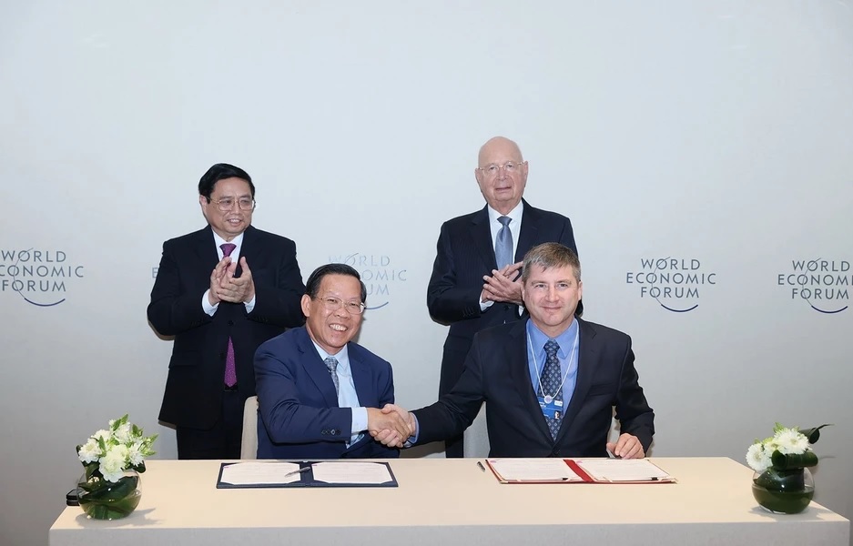 Chủ tịch UBND TP. Hồ Chí Minh Phan Văn Mãi và Giám đốc Điều hành Diễn đàn Kinh tế Thế giới đã ký thỏa thuận hợp tác thành lập Trung tâm cách mạng công nghiệp lần thứ 4 (C4IR) (Ảnh: TTXVN).