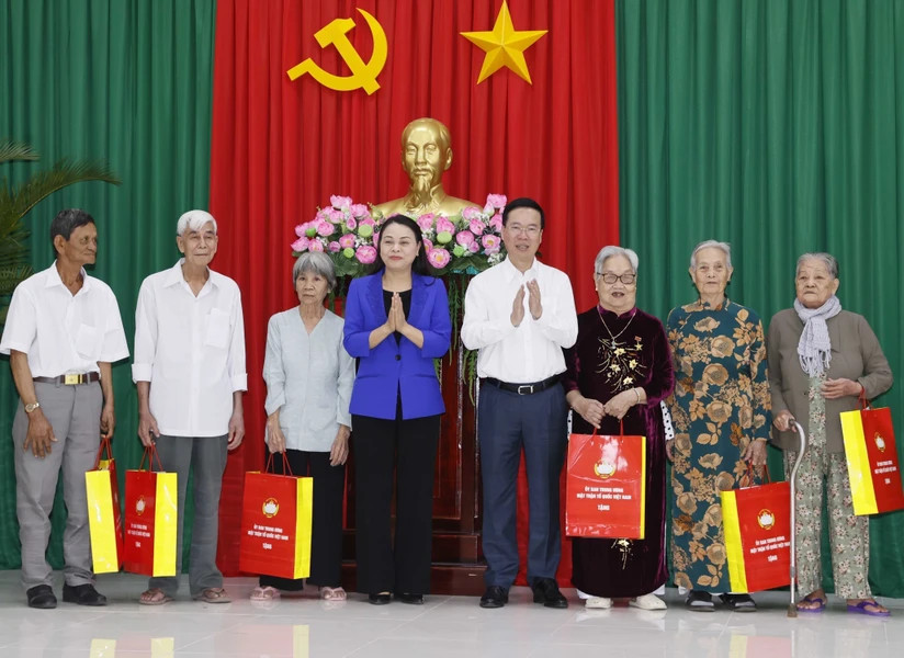 Chủ tịch nước Võ Văn Thưởng tặng quà các gia đình chính sách, người có công huyện Trà Ôn, Vĩnh Long. Ảnh Thống Nhất/TTXVN.