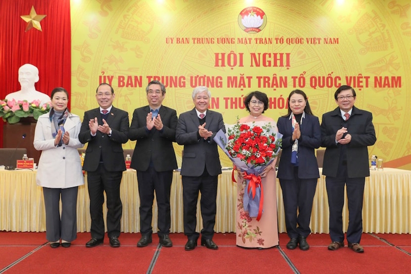 Ban Thường trực UBTƯ MTTQ Việt Nam và lãnh đạo Thành uỷ Hồ Chí Minh tặng hoa chúc mừng tân Phó Chủ tịch Tô Thị Bích Châu