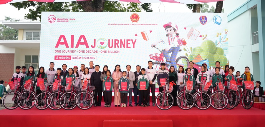 AIA Việt Nam trao tặng xe đạp và quà cho các em học sinh trong chương trình Hành trình cuộc sống.
