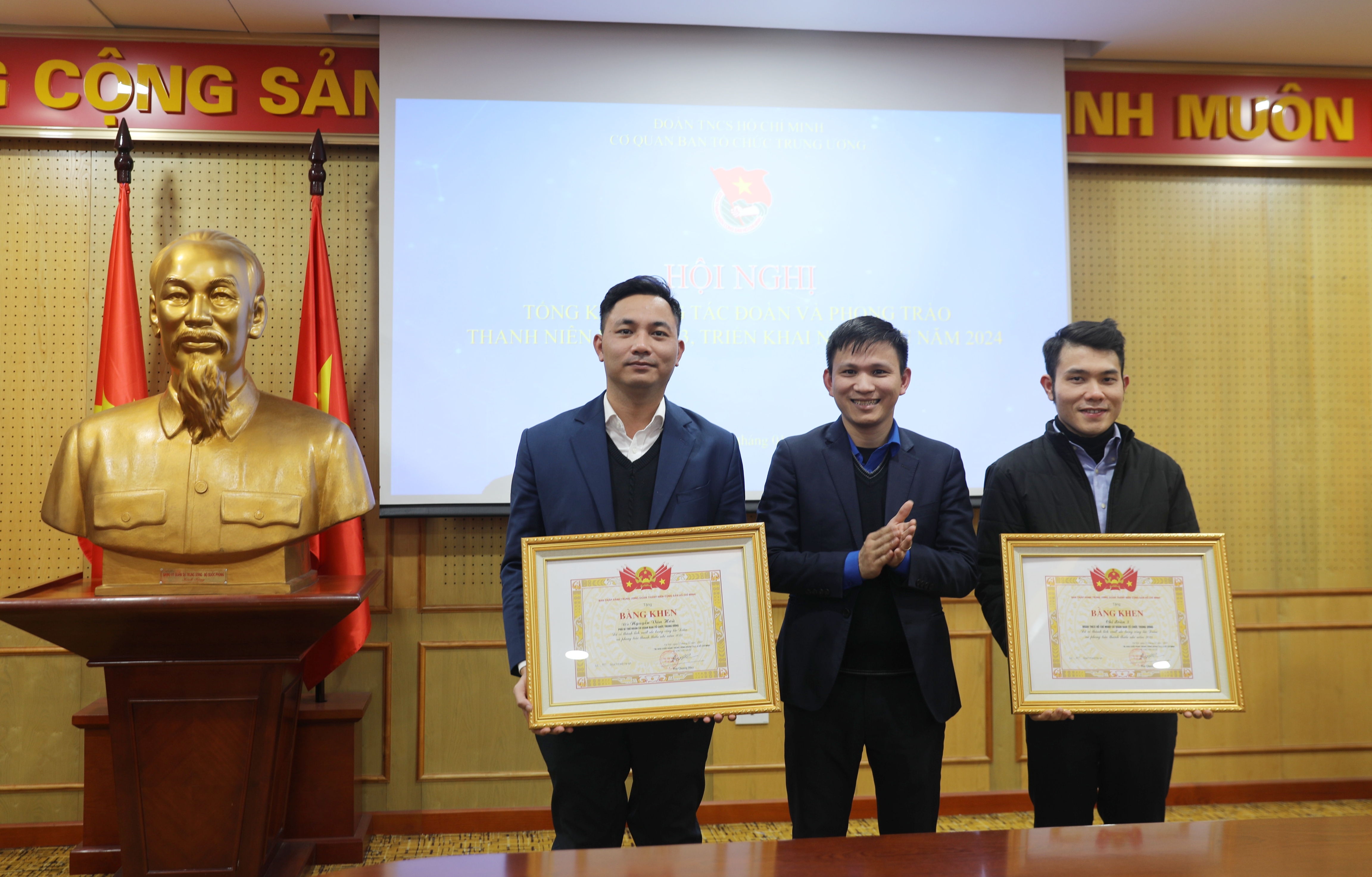 Đ/c Nguyễn Ngọc Dân trao bằng khen của Trung ương Đoàn TNCS Hồ Chí Minh cho tác tập thể, cá nhân.
