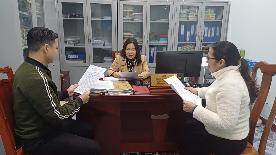 Cán bộ, công chức Ban Tổ chức Tỉnh ủy Quảng Trị trao đổi công việc chuyên môn.