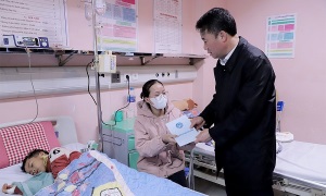Tổng Giám đốc BHXH Việt Nam Nguyễn Thế Mạnh thăm, tặng quà các bệnh nhân có hoàn cảnh khó khăn trên địa bàn thành phố Hà Nội