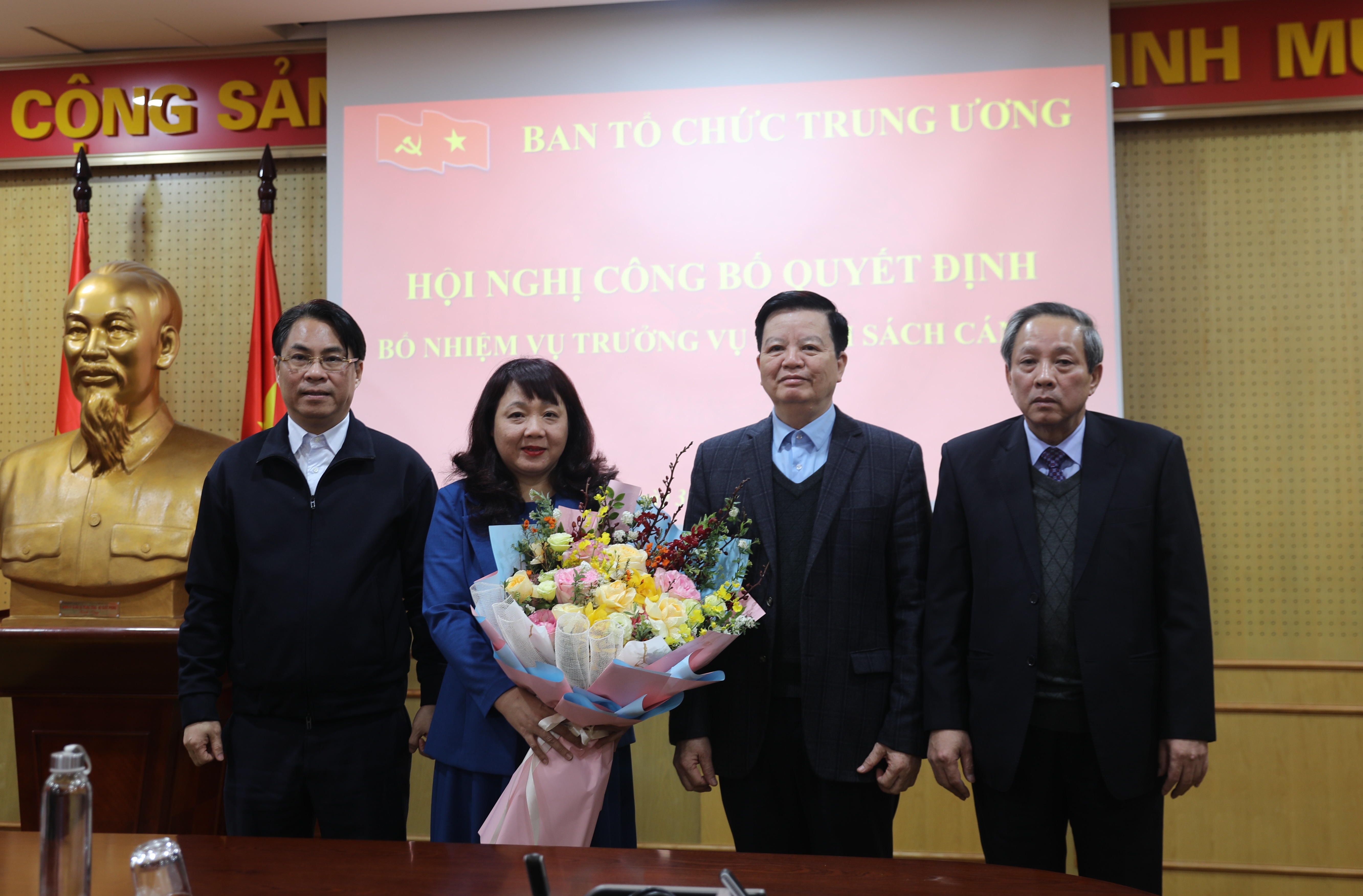 Các đồng chí Lãnh đạo Ban tặng hoa chúc mừng tân Vụ trưởng Phạm Thị Hồng Sâm.