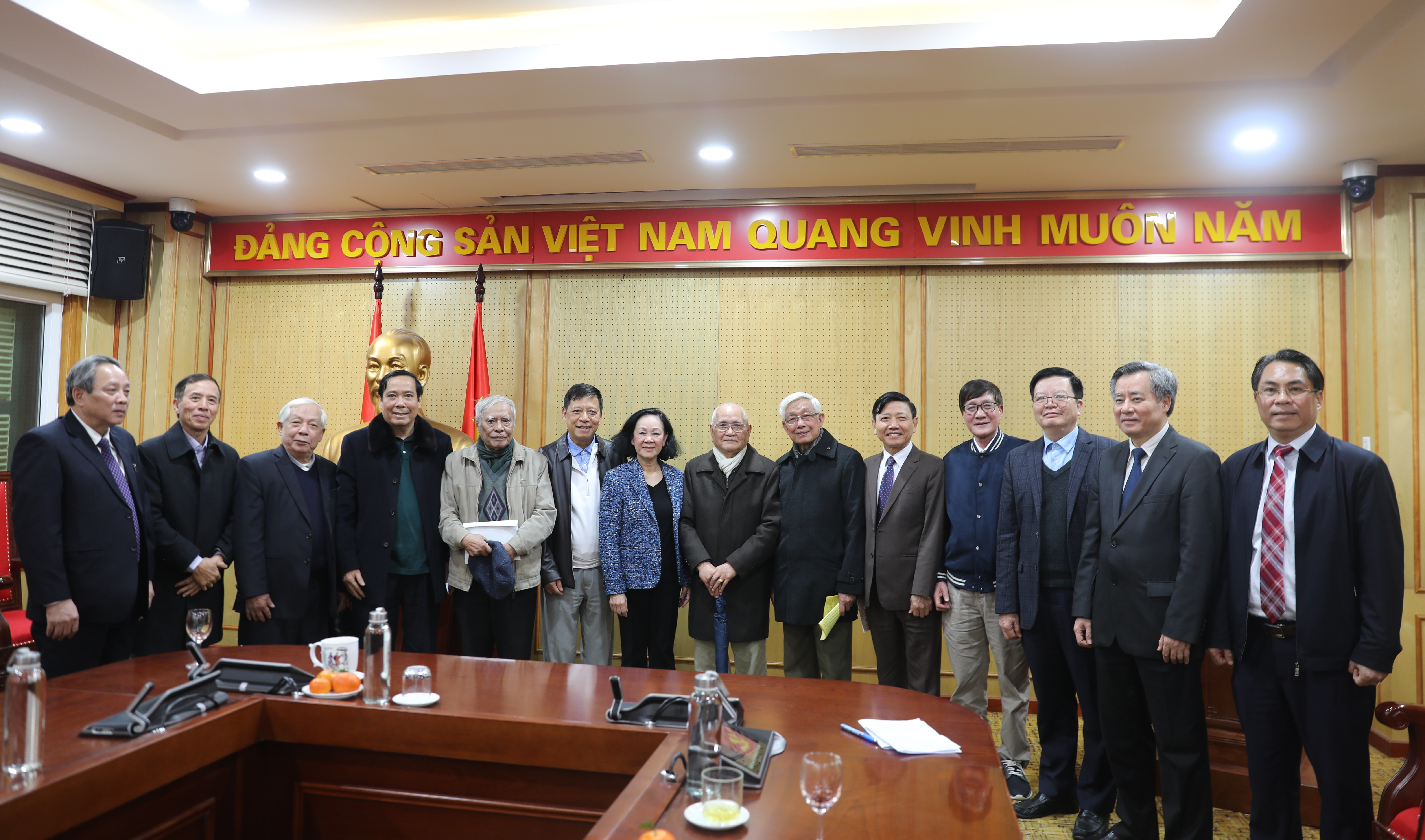 Đ/c Trương Thị Mai chụp ảnh lưu niệm cùng các đồng chí Lãnh đạo và nguyên Lãnh đạo Ban.