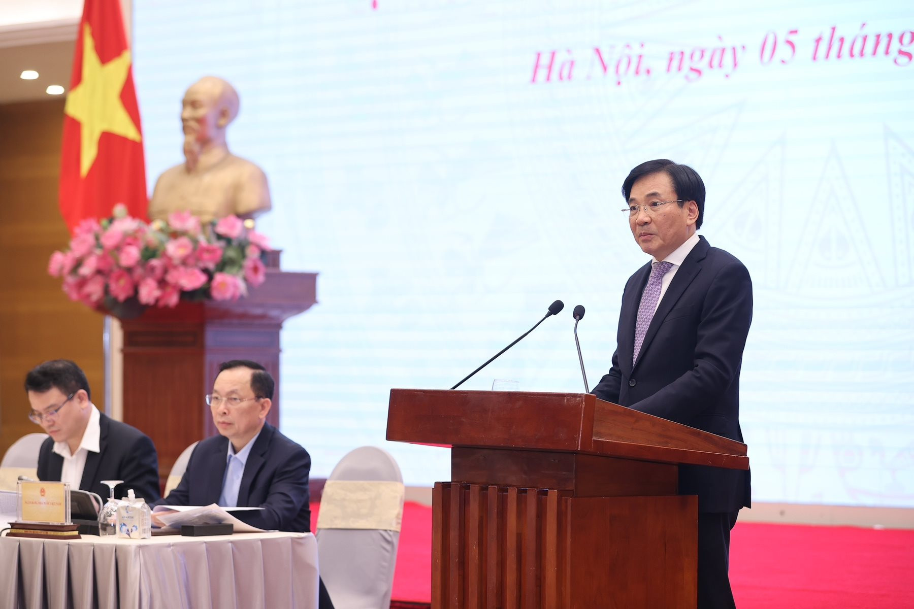 Bộ trưởng, Chủ nhiệm Văn phòng Chính phủ Trần Văn Sơn thông tin tại họp báo.