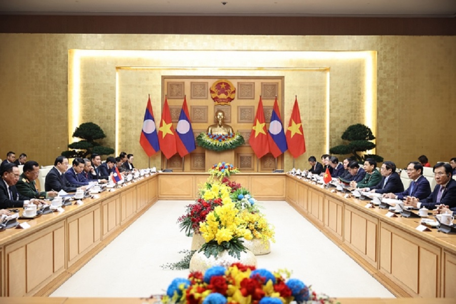 Hai Thủ tướng cùng bày tỏ vui mừng trước sự phát triển tốt đẹp, toàn diện, sâu rộng và hiệu quả của mối quan hệ hữu nghị vĩ đại, đoàn kết đặc biệt và hợp tác toàn diện Việt Nam - Lào trên tất cả các lĩnh vực. Ảnh: VGP/Nhật Bắc.