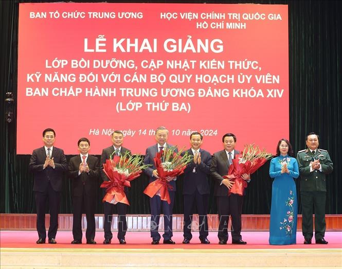 Đại diện Lớp bồi dưỡng kiến thức tặng hoa Tổng Bí thư, Chủ tịch nước Tô Lâm cùng các đồng chí lãnh đạo Đảng, Nhà nước. Ảnh: Trí Dũng/TTXVN