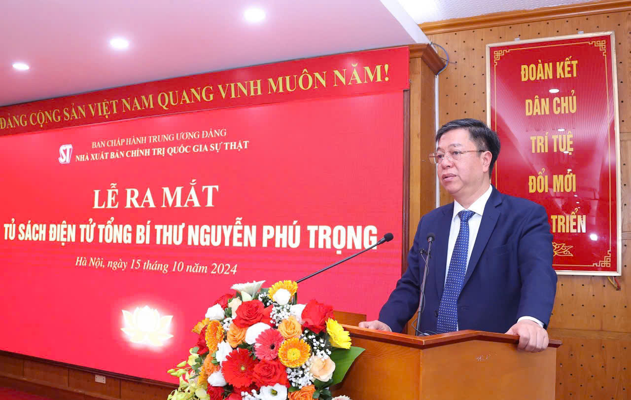 Phó Giáo sư, Tiến sĩ Vũ Trọng Lâm - Giám đốc, Tổng Biên tập Nhà Xuất bản Chính trị quốc gia Sự thật phát biểu tại buổi lễ.