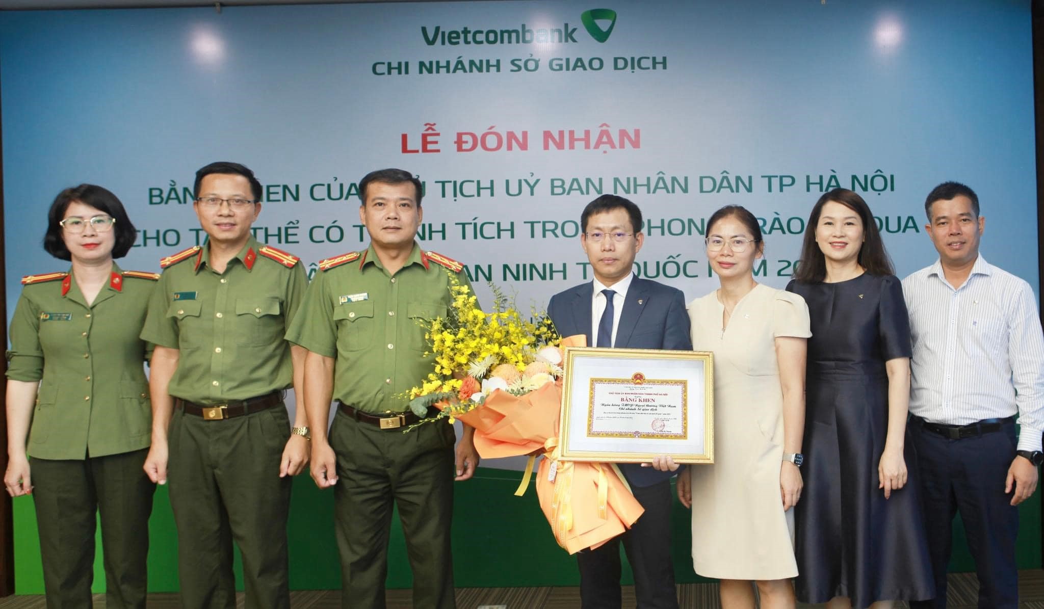 Vietcombank Sở Giao dịch vinh dự nhân bằng khen cuả chủ tịch UBND TP. Hà Nội trong phong trào thi đua Toàn dân bảo vệ an ninh Tổ quốc.