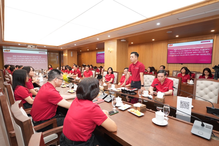 Đồng chí Nguyễn Trung Dũng, Phó Trưởng ban Thường trực phụ trách điều hành Ban Tuyên giáo Đảng ủy phát biểu tại Hội nghị.