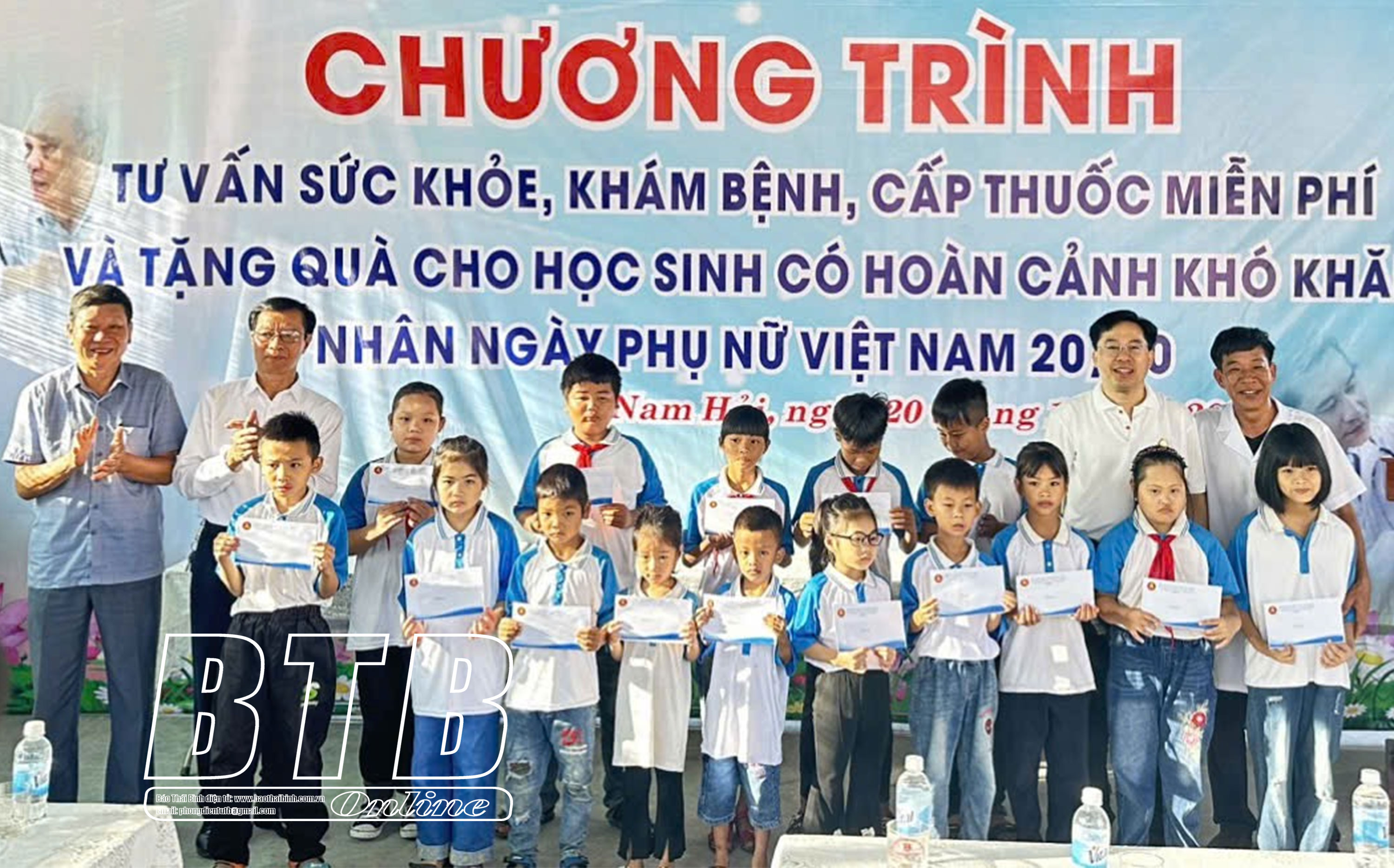 Câu lạc bộ Thầy thuốc họ Ngô Việt Nam và Hội đồng họ Ngô tỉnh Thái Bình trao tặng 30 suất quà cho học sinh có hoàn cảnh khó khăn tại xã Nam Hải.