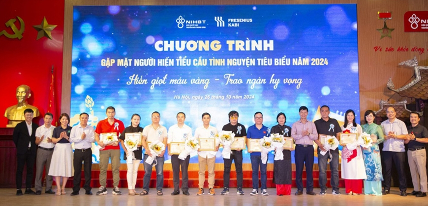 Viện Huyết học-Truyền máu Trung ương trao giấy khen tặng 15 người hiến tiểu cầu tiêu biểu.