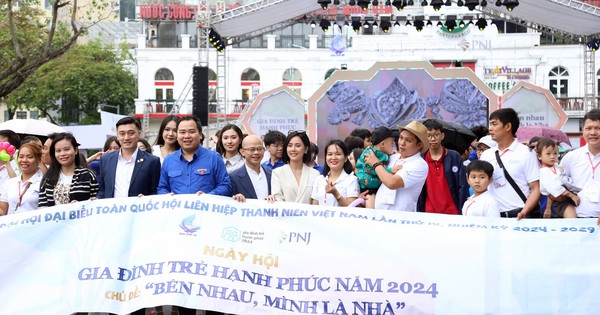 Ngày hội ‘Gia đình trẻ hạnh phúc 2024’, với chủ đề ‘Bên nhau, mình là Nhà’, diễn ra tại Quảng trường Đông Kinh Nghĩa Thục (TP. Hà Nội)