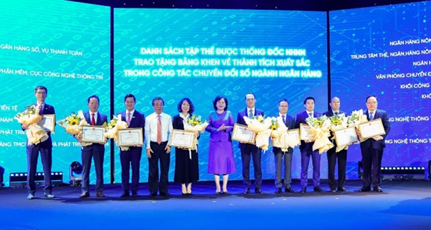 Đại diện VietinBank (thứ 3, trái sang) nhận Bằng khen của Thống đốc Ngân hàng Nhà nước Việt Nam về thành tích xuất sắc trong công tác chuyển đổi số Ngành Ngân hàng.