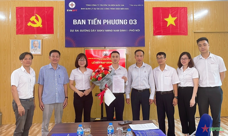 Đảng ủy Ban Quản lý dự án các công trình điện miền Bắc tổ chức Lễ kết nạp đảng viên mới cho đồng chí Hoàng Đức Chính (Ban Tiền phương 3 thuộc Dự án Đường dây 500kV mạch 3 cung đoạn Nhà máy Nhiệt điện Nam Định I-Phố Nối)