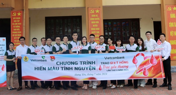 Cán bộ ngân hàng Vietcombank tích cực tham gia các hoạt động an sinh xã hội.