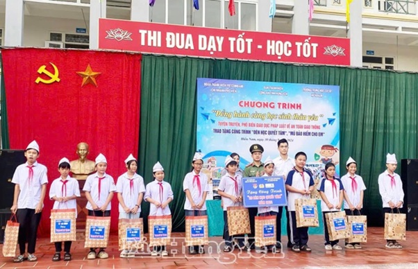 Các em vui mừng nhận đèn học