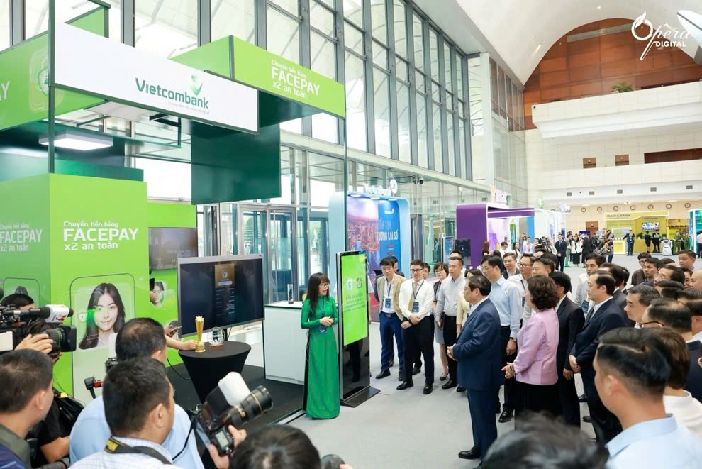 Bà Đoàn Hồng Nhung - Giám đốc Khối bán lẻ Vietcombank - giới thiệu về sản phẩm dịch vụ của Vietcombank với đoàn đại biểu do Thủ tướng Phạm Minh Chính dẫn đầu tham quan trải nghiệm tại các gian hàng của sự kiện 