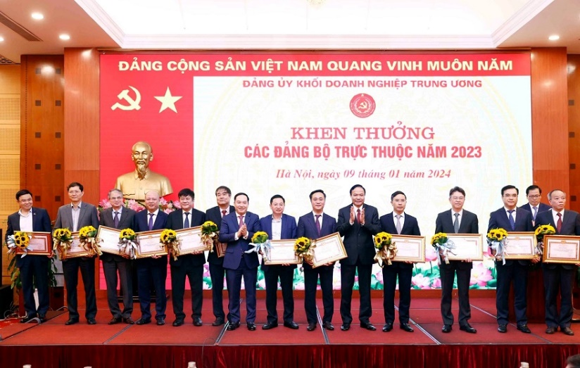 Đồng chí Trần Kiên Cường – Phó Bí thư Thường trực Đảng ủybộ VietinBank (đứng thứ năm từ trái sang)   vinh dự nhận Bằng khen của Đảng ủy Khối Doanh nghiệp Trung ương vì vì đã có thành tích xuất sắc trong lãnh đạo thực hiện nhiệm vụ chính trị và sản xuất kinh doanh năm 2023.